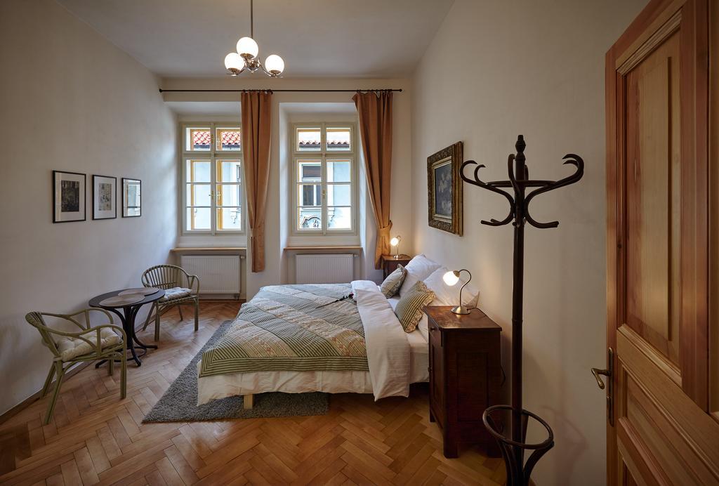 Queen Bee Apartments Praga Esterno foto