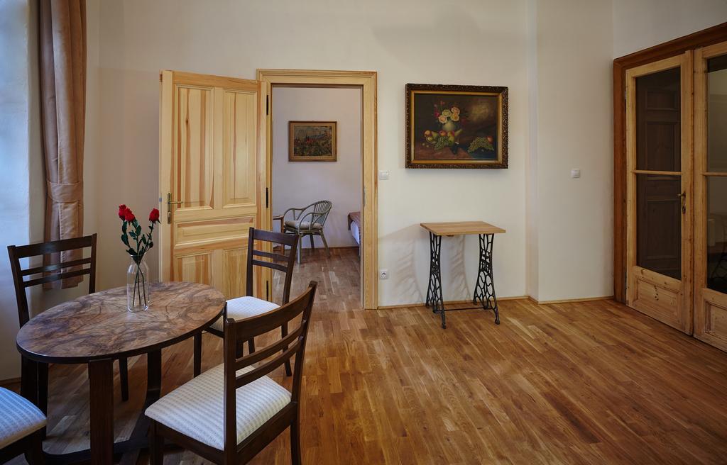 Queen Bee Apartments Praga Esterno foto