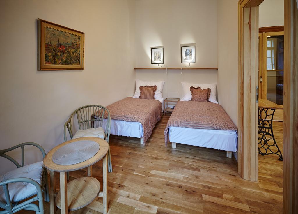 Queen Bee Apartments Praga Esterno foto