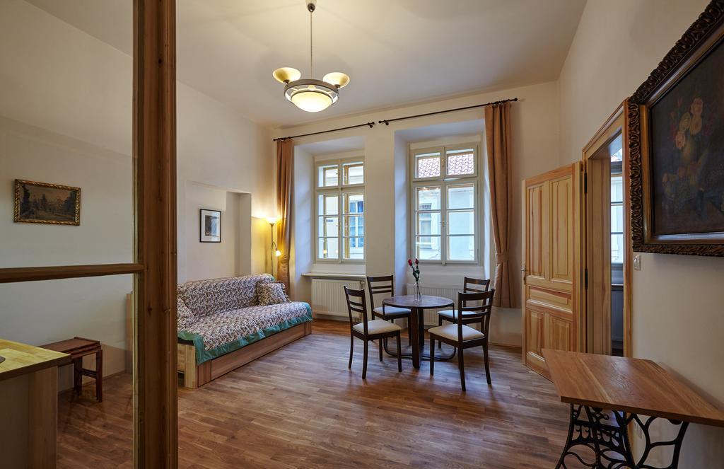 Queen Bee Apartments Praga Esterno foto