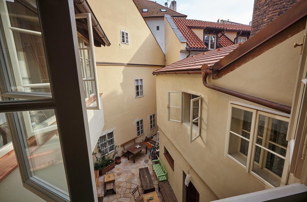 Queen Bee Apartments Praga Esterno foto