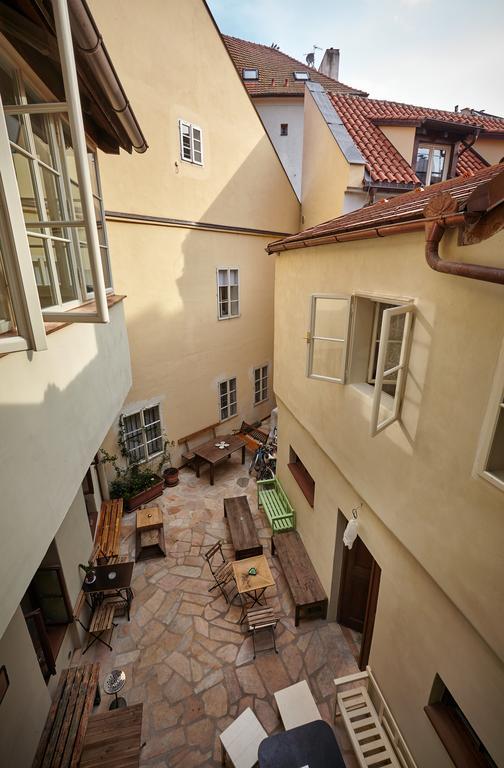 Queen Bee Apartments Praga Esterno foto