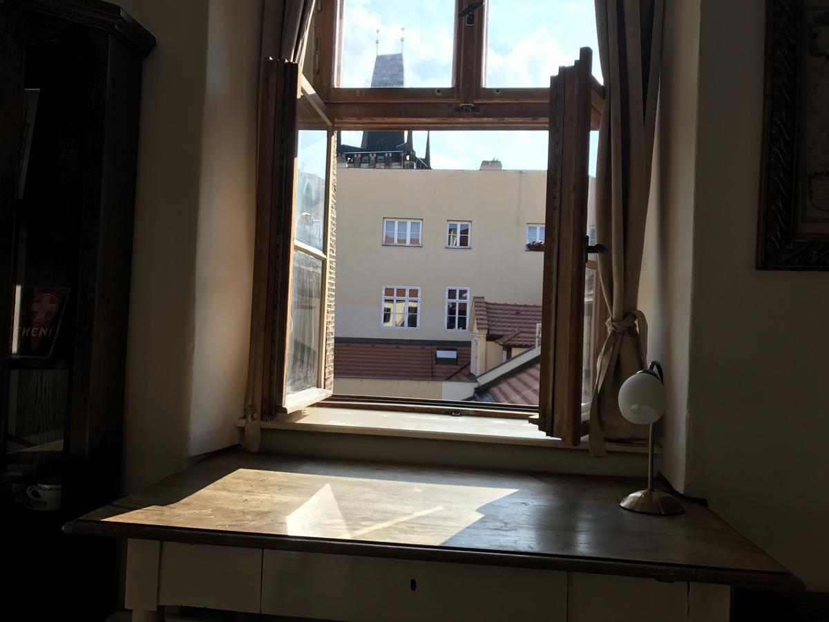 Queen Bee Apartments Praga Esterno foto